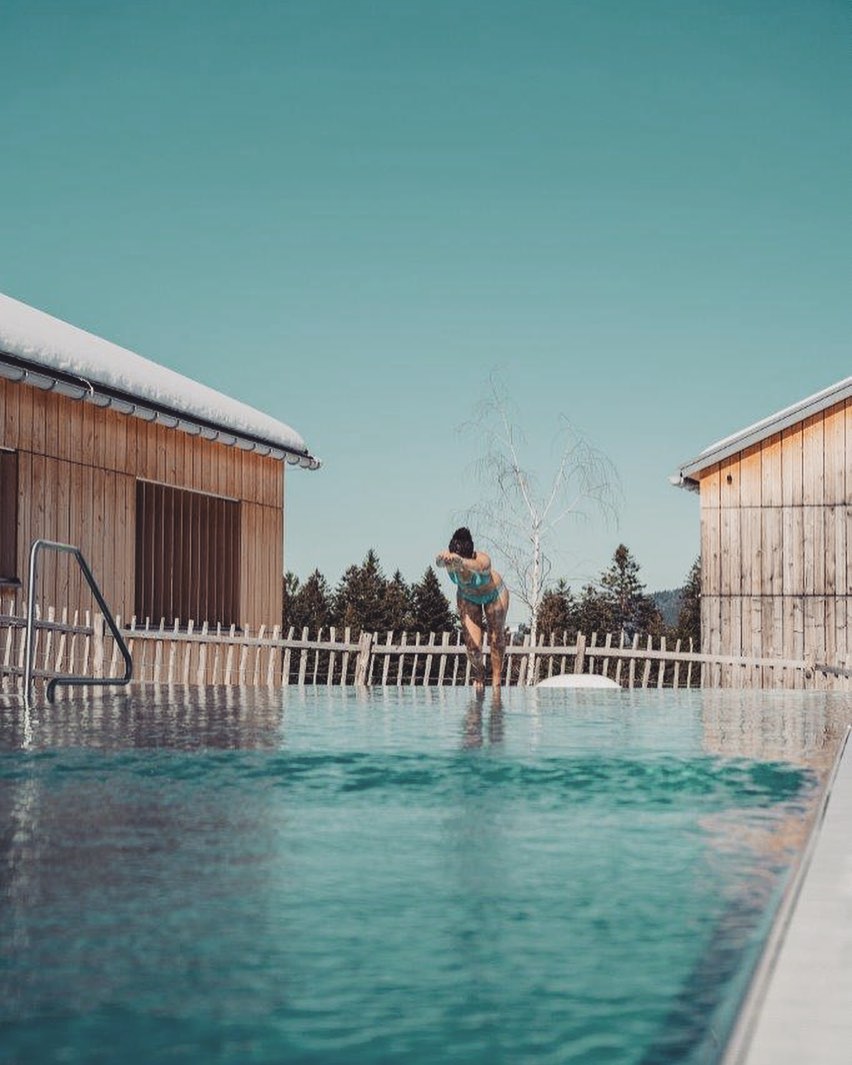 Achtung, fertig, los! Wir haben dieses Wochenende noch geöffnet, bevor wir uns dann für eine Kreativpause verabschieden. Wir freuen uns über spontane Anfragen fürs Wochenende. 😊🦊🍸🏊‍♀️ Relaxen im Saunahaus und beheiztem Pool, bewegen im Bregenzerwald und die ausgefuchste Kulinarik geniessen - wer hat Lust dazu? #fuchseggecolodge #fuchsegg #lodge#gemeinsamzeit #gemeinsamzeitverbringen #boutiquehotel #slowhotel #welnesshotel #wellness #naturliebhaber #bregenzerwald #visitbregenzerwald #visitvorarlberg #hotelpool #holzbauarchitektur #kurzurlaubfürdieseele  @_pia_piapia  @berry_productions