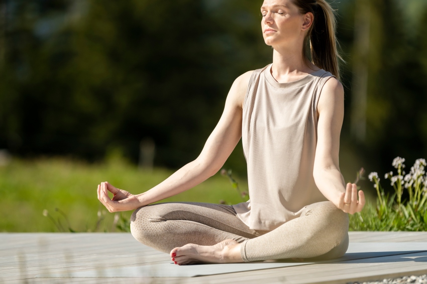 Yoga auf der Yogaplattform im Fuchsegg