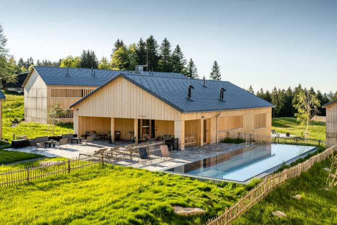 Beheizter Außenpool BergSpa Wellnesshotel in den Bergen im Bregenzerwald
