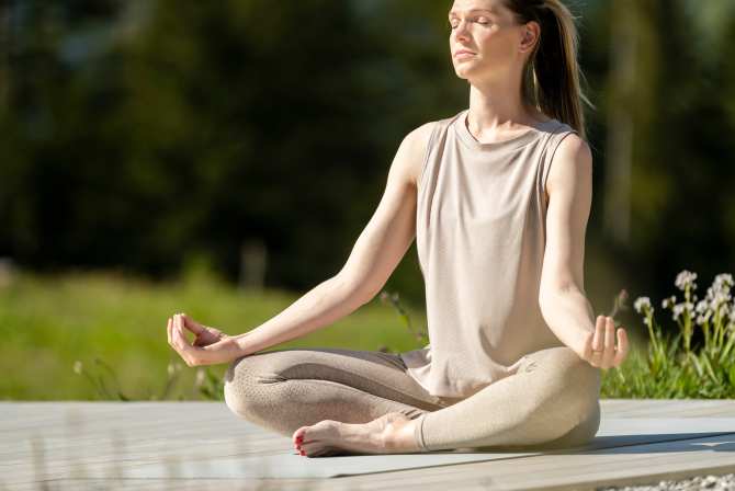 Yoga auf der Yogaplattform im Fuchsegg