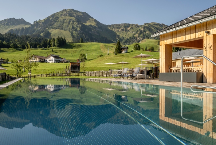 Pool mit Bergblick