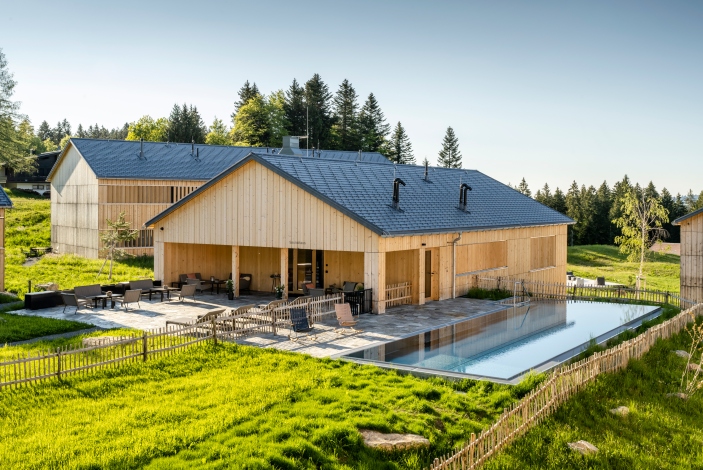 Beheizter Außenpool BergSpa Wellnesshotel in den Bergen im Bregenzerwald