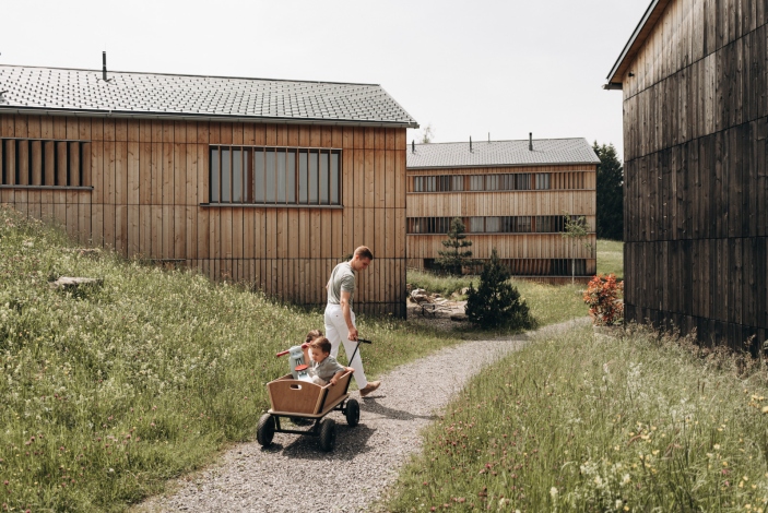 Bergferien Abenteuer Spielen in der Natur Leiterwagen