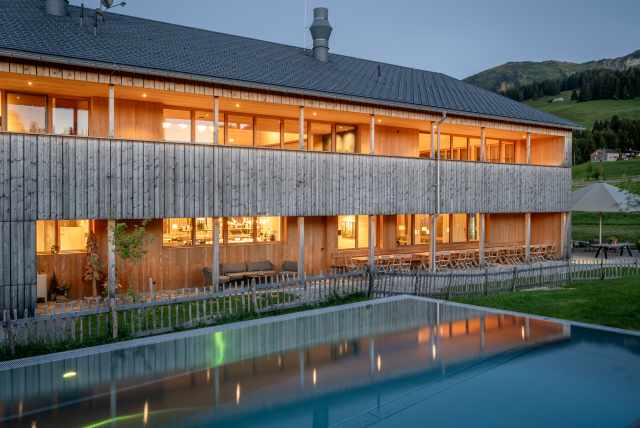 Beheizter Außenpool Hotelpool Wellnesshotel